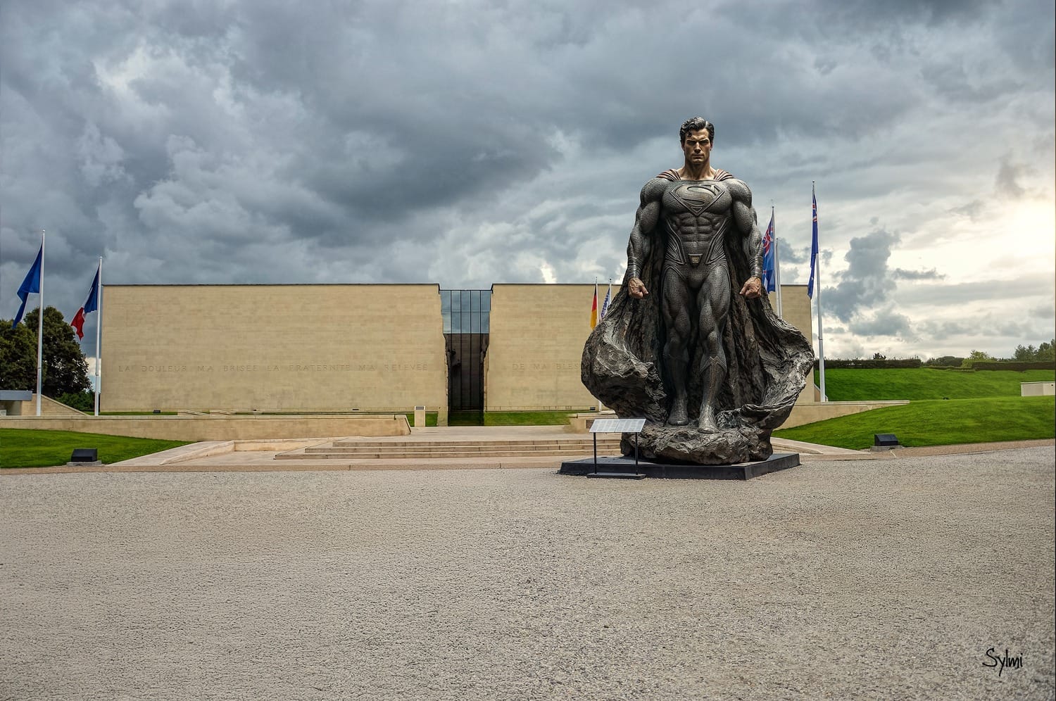 Superman debout au Mémorial de Caen, mémoire d'acier, tirage Fine Art Sylmi
